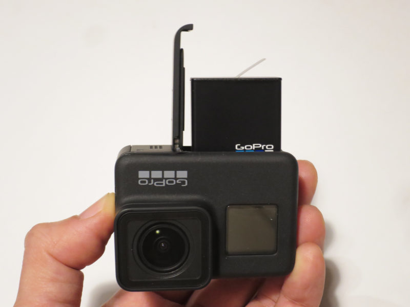 GoPro HERO7 Blackの底面　バッテリーを挿入