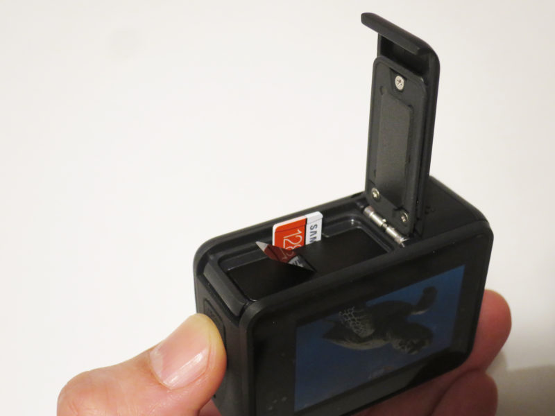 GoPro HERO7 Blackの底面　メモリーカードを挿入