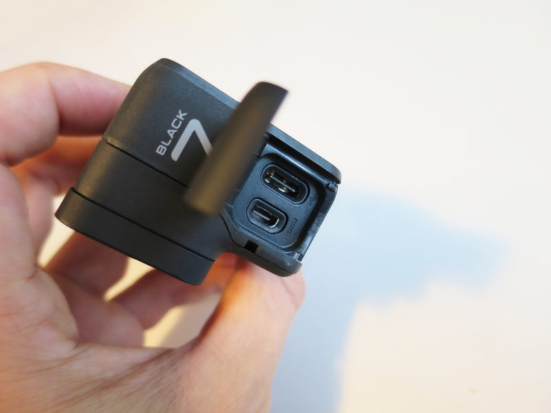 GoPro HERO7 Blackの側面　充電方法